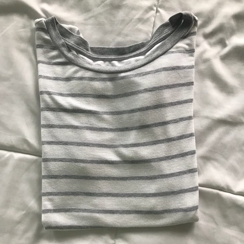 grey and white stripped american eagle t-shirt
